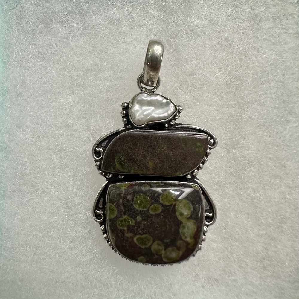 Green Rhyolite and Mother of Pearl Pendant - Picture 4 of 5